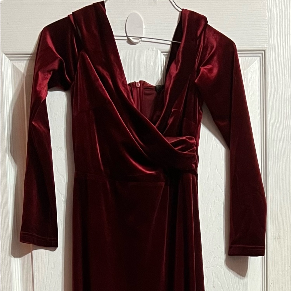 Hi there! I’m selling a brand new long slinky soft dress from Giffniseti.